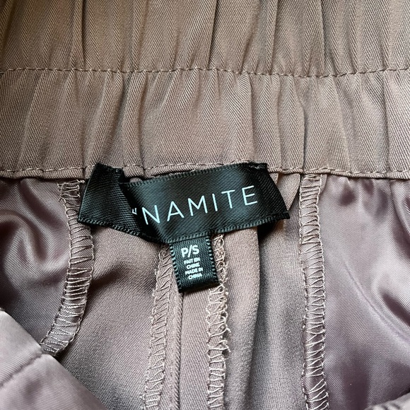 Dynamite “paper bag” style dress shorts with tie - Picture 3 of 4